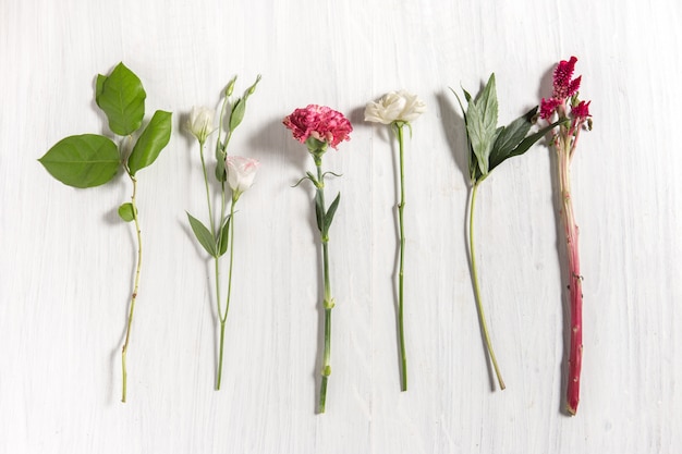 flores en la mesa de madera blanca