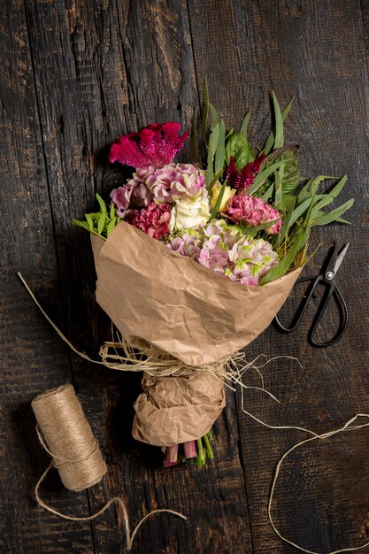 flores en la mesa de madera