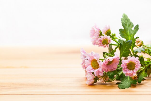 Flores en una mesa