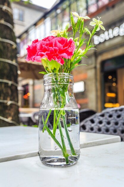 flores en la mesa