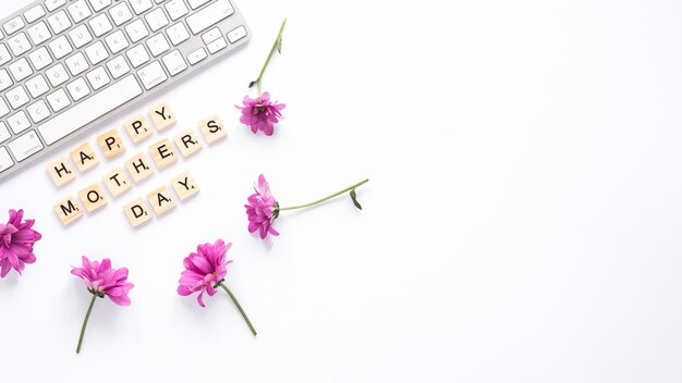 Flores moradas con inscripción feliz dia de la madre.