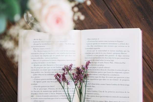 Flores entre las páginas del libro