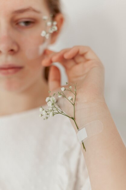 Flores pegadas en la mano de la modelo