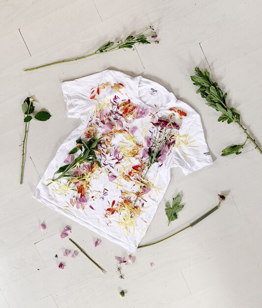 Flores de pétalos y hojas en una camiseta