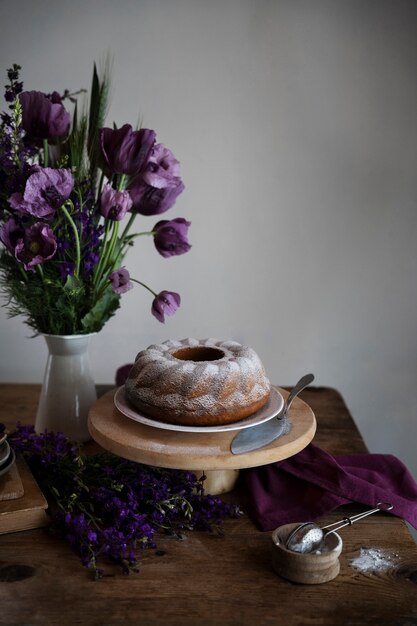 Flores y postre sabroso de alto ángulo