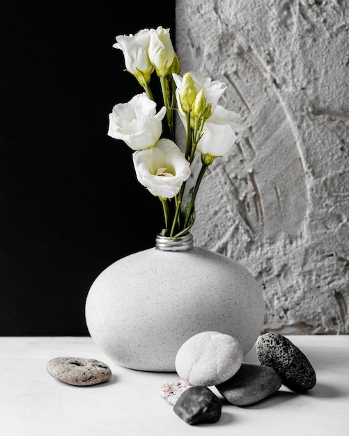 Flores de primavera con arreglo de montón de rocas