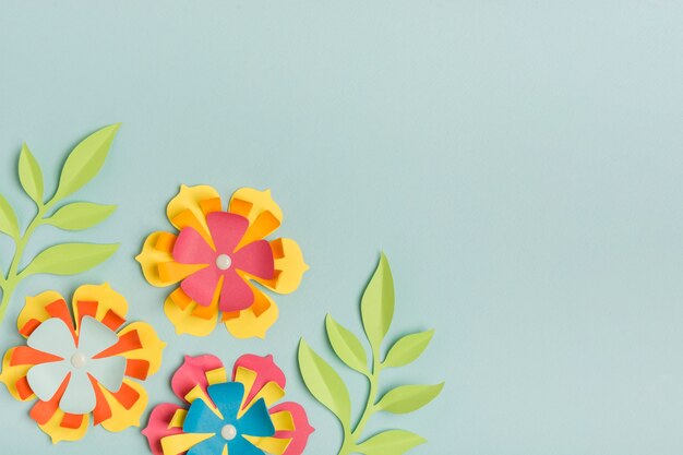 Flores de primavera de papel bellamente coloreadas con espacio de copia