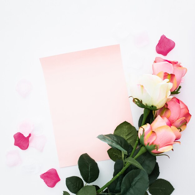 Flores románticas con papel en blanco