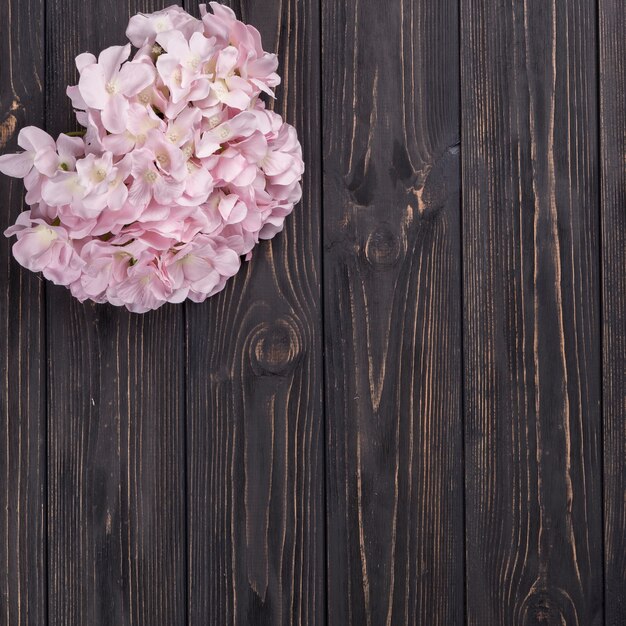 Foto gratuita flores rosadas en la mesa de madera