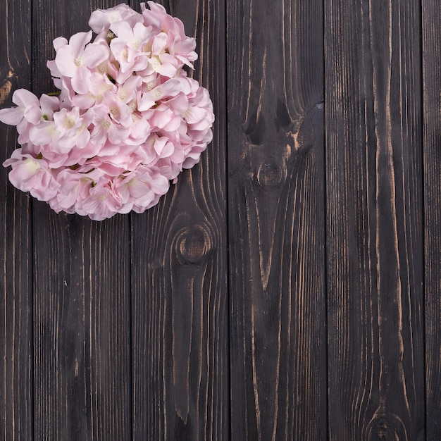 Flores rosadas en la mesa de madera