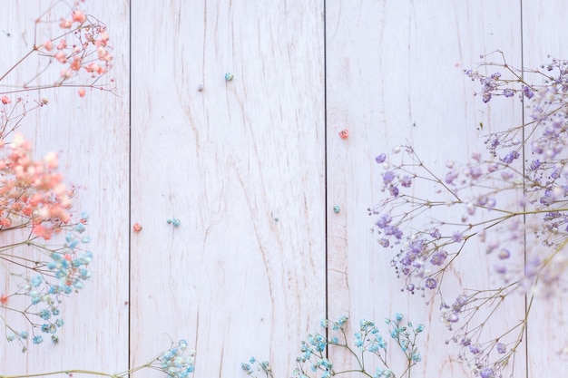 Flores secas en la superficie de madera, enfoque selectivo, humor primaveral