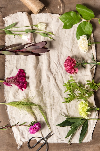 Foto gratuita flores sobre fondo blanco de madera