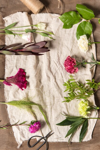 flores sobre fondo blanco de madera