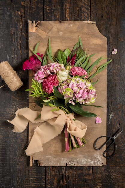 flores sobre fondo de madera