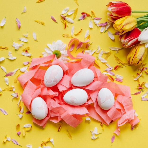 Flores suaves y huevos de Pascua