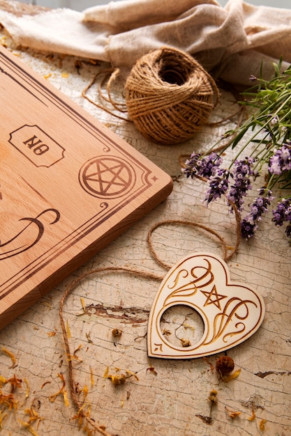 Foto gratuita flores y tablero de ouija de alto ángulo