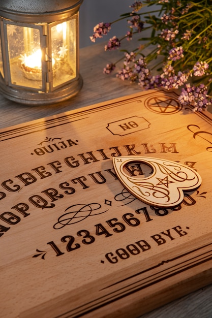 Flores y tablero de ouija de alto ángulo