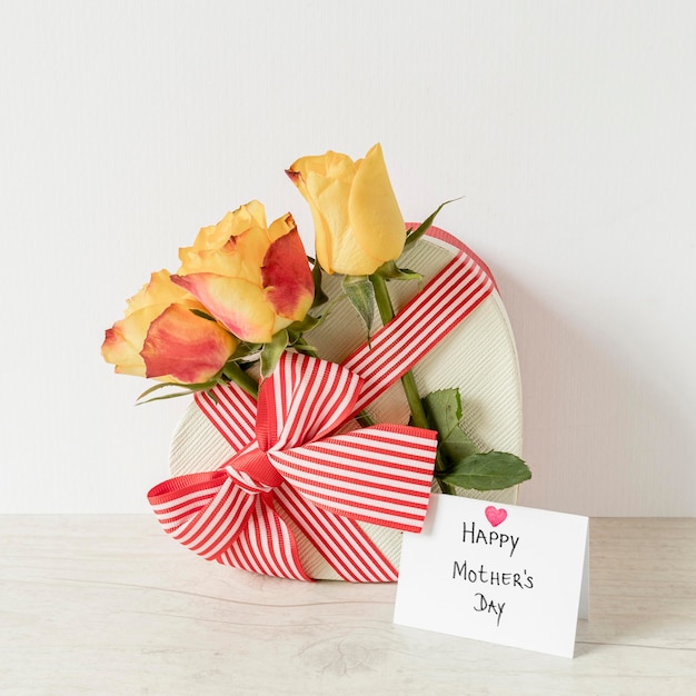 Flores, tarjeta y regalo para el día de la madre