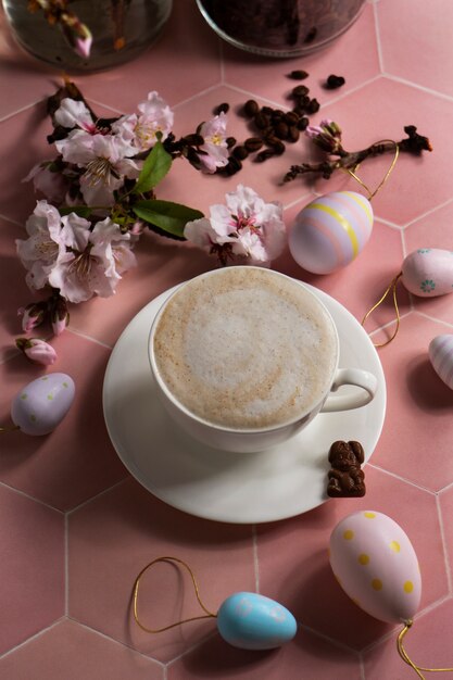 Foto gratuita flores y taza de café de alto ángulo