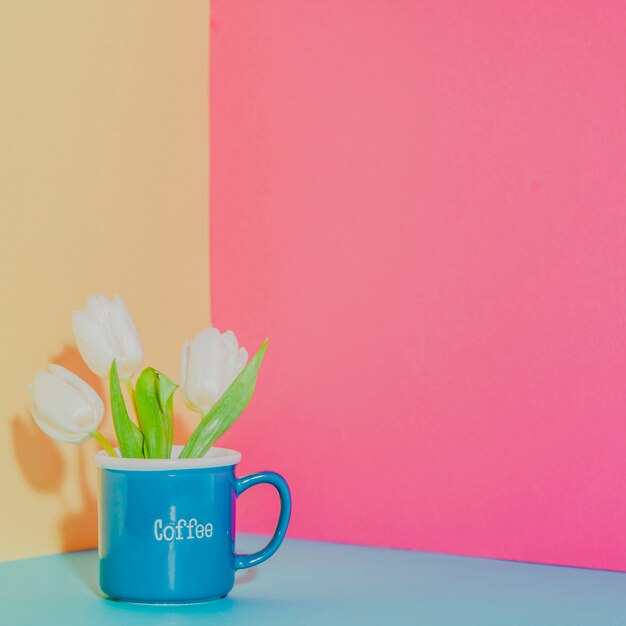 Flores en la taza de café