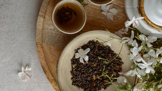 Flores y tazas de té laicas planas