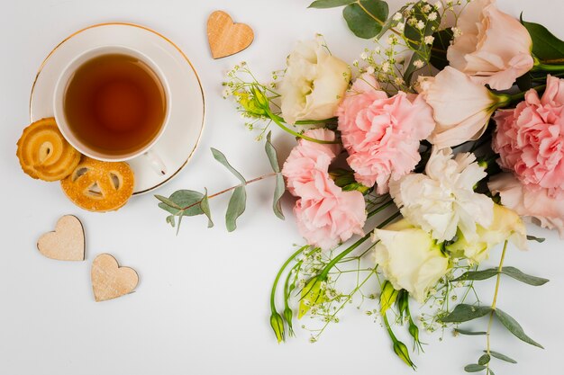 Flores y té en plano