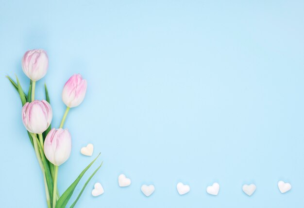 Flores de tulipán con pequeños corazones.