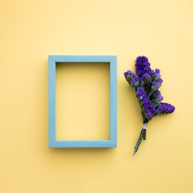 Foto gratuito flores violetas cerca del marco