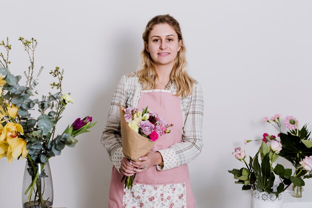 Florista con bouquet arreglado