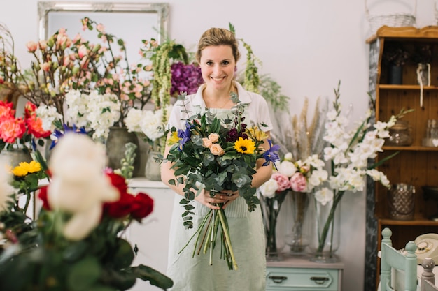 Foto gratuita florista de contenido que muestra el ramo listo