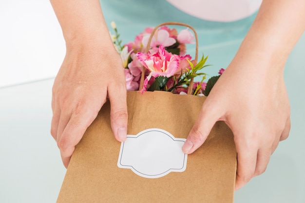 Florista mano bolsa de papel llena de flores