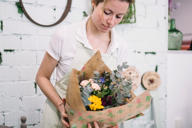 Foto gratuita florista con ramo envuelto