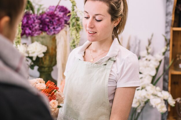 Florista vendiendo flores