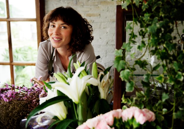 Floristería caucásica dentro de la tienda de flores