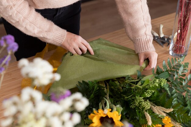 Floristería de cerca haciendo ramo