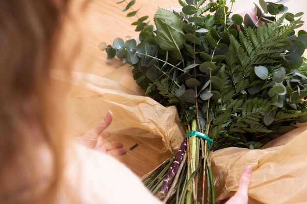 Floristería de cerca con ramo de flores