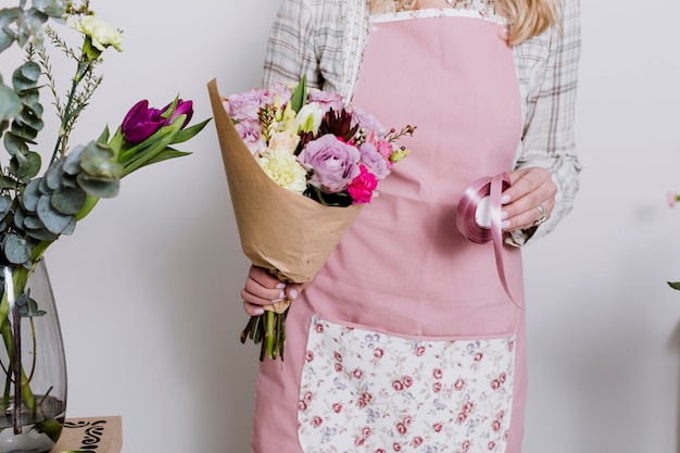 Floristería con cinta y manojo