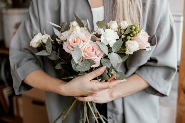 Floristería femenina haciendo un hermoso arreglo floral