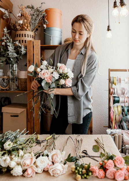 Floristería femenina haciendo un hermoso arreglo floral