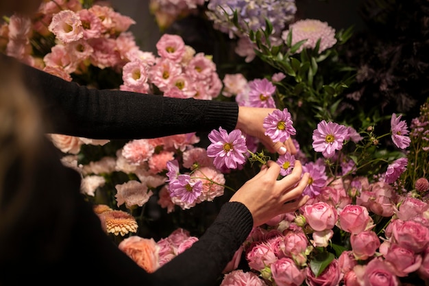 Floristería femenina haciendo un hermoso arreglo de flores