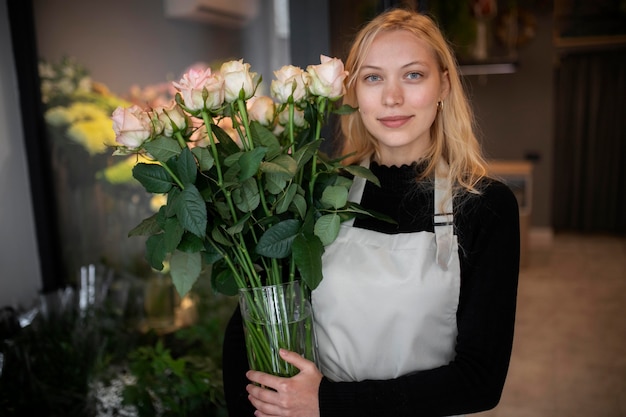 Floristería femenina haciendo un hermoso arreglo de flores