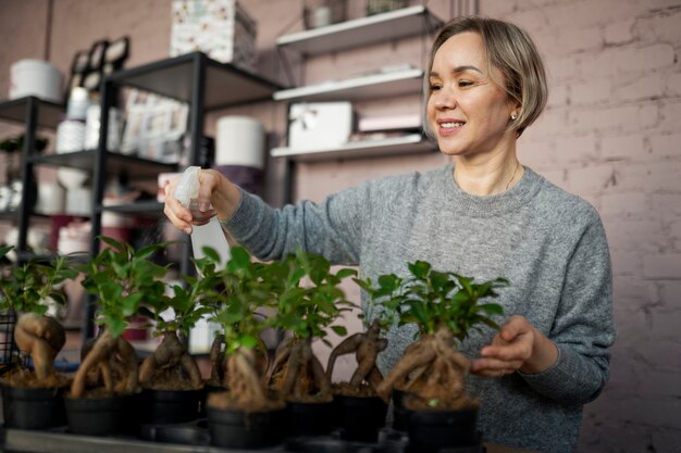 Floristería sonriente de tiro medio en el trabajo