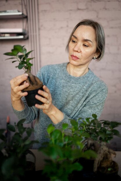 Floristería de tiro medio en la tienda