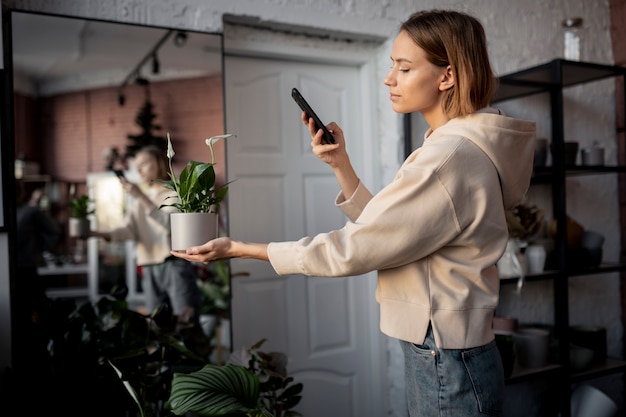 Floristería de tiro medio tomando fotos