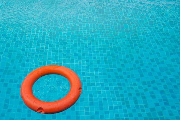 Flotador en la piscina