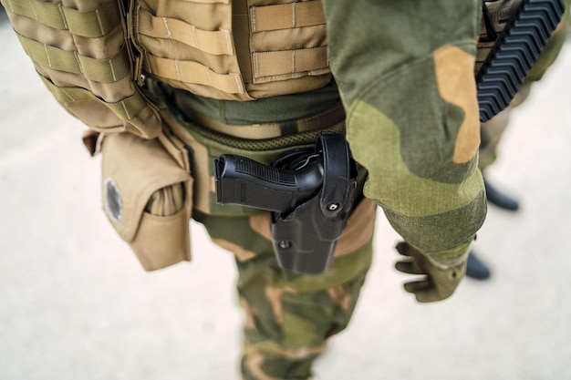 Foto gratuita foco superficial de un soldado de la fuerza especial camuflado con un arma durante una misión
