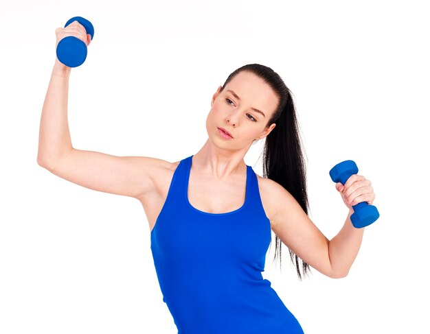 Focus mujer haciendo ejercicio con mancuernas