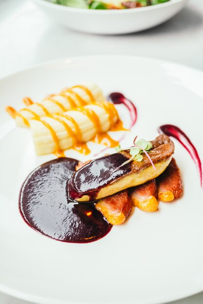 Foie gras y carne de pato con salsa dulce