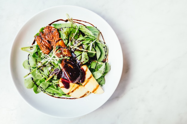 Foie gras con ensalada de verduras