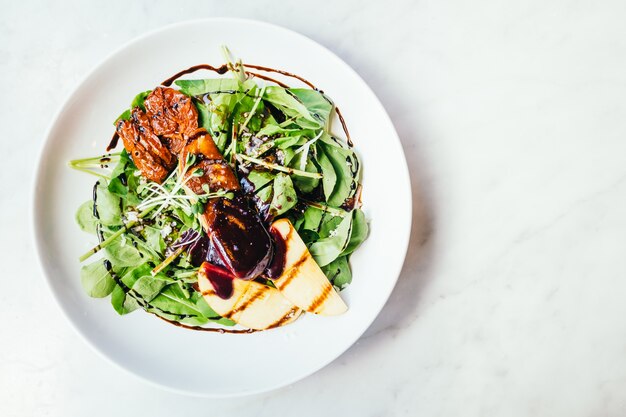 Foie gras con ensalada de verduras